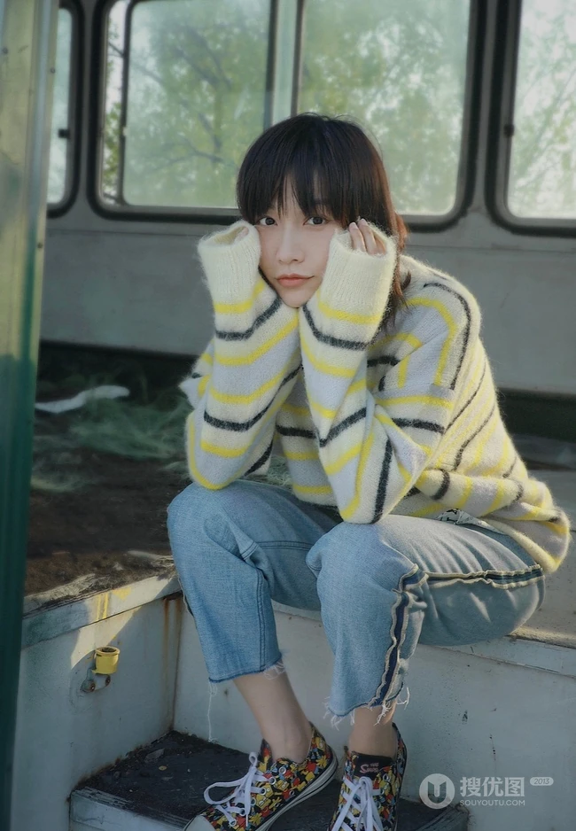 田沅毛衣牛仔裤温婉复古废弃巴士清新写真图片