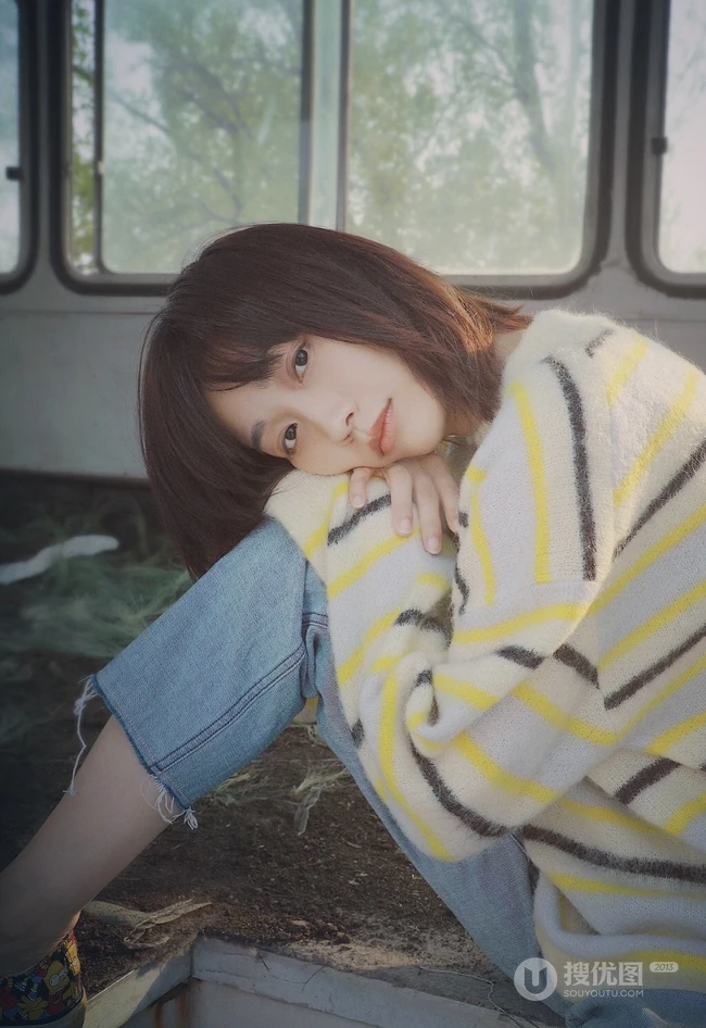 田沅毛衣牛仔裤温婉复古废弃巴士清新写真图片