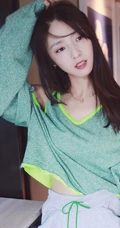 女演员马瑞Marie休闲时尚露肩装运动裤居家温婉图片