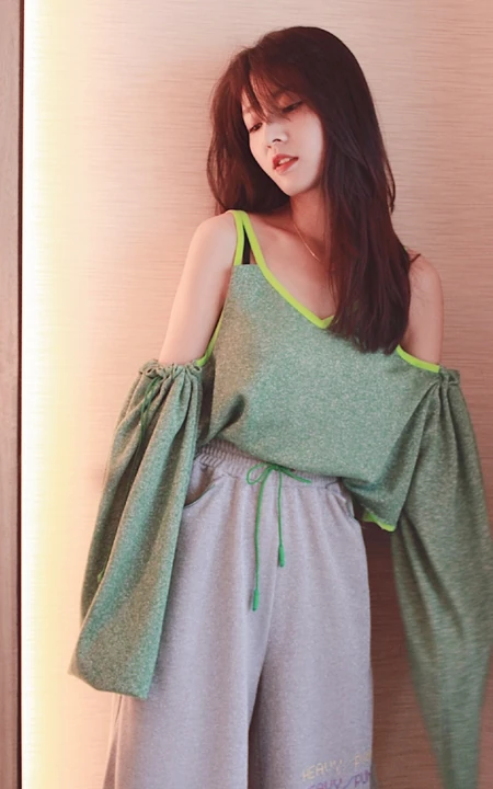 女演员马瑞Marie休闲时尚露肩装运动裤居家温婉图片