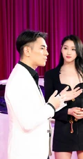 关晓彤化身高挑线条感车模，黑色V领气质连衣短裙身高貌美