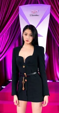关晓彤化身高挑线条感车模，黑色V领气质连衣短裙身高貌美