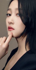 关晓彤化身高挑线条感车模，黑色V领气质连衣短裙身高貌美