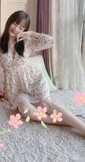 李小璐小碎花V领连衣短裙居家气质美照，大秀白皙皮肤线条感