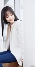 李小璐小碎花V领连衣短裙居家气质美照，大秀白皙皮肤线条感