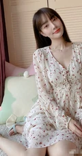 李小璐小碎花V领连衣短裙居家气质美照，大秀白皙皮肤线条感