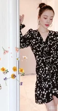 李小璐小碎花V领连衣短裙居家气质美照，大秀白皙皮肤线条感