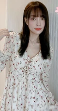 李小璐小碎花V领连衣短裙居家气质美照，大秀白皙皮肤线条感