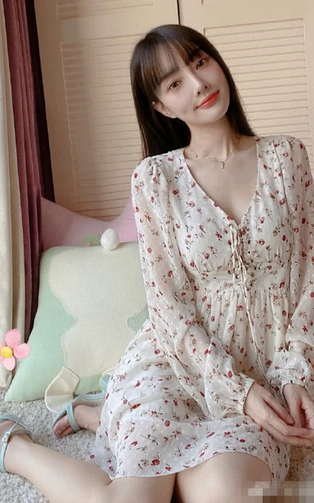 李小璐小碎花V领连衣短裙居家气质美照，大秀白皙皮肤线条感