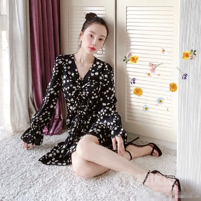 李小璐小碎花V领连衣短裙居家气质美照，大秀白皙皮肤线条感