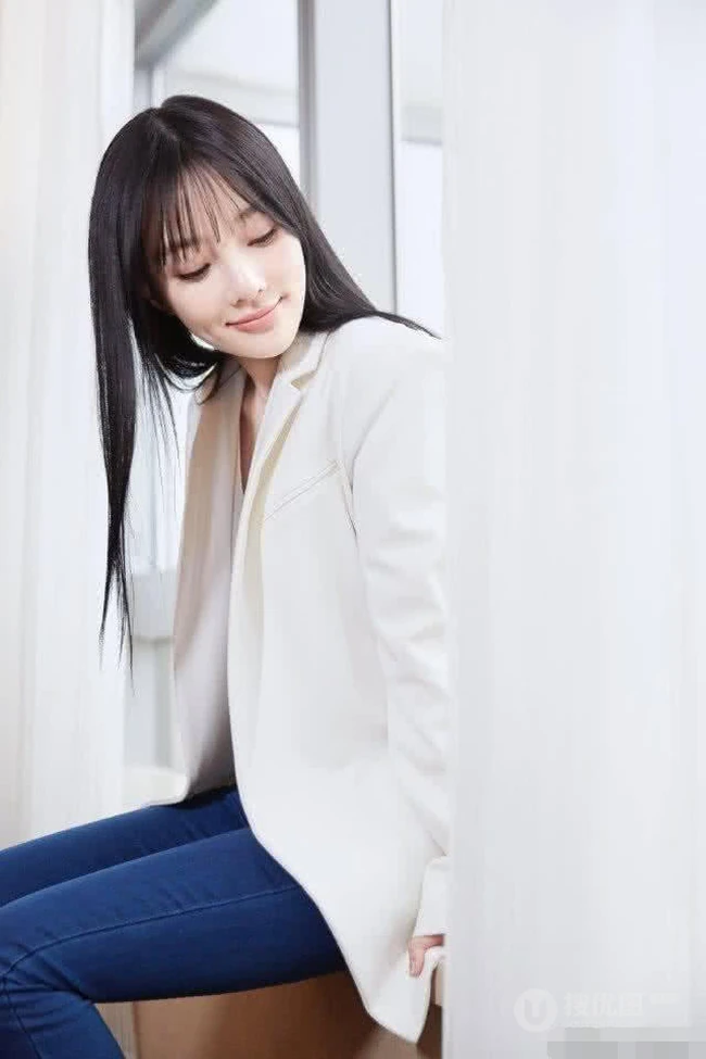 李小璐小碎花V领连衣短裙居家气质美照，大秀白皙皮肤线条感