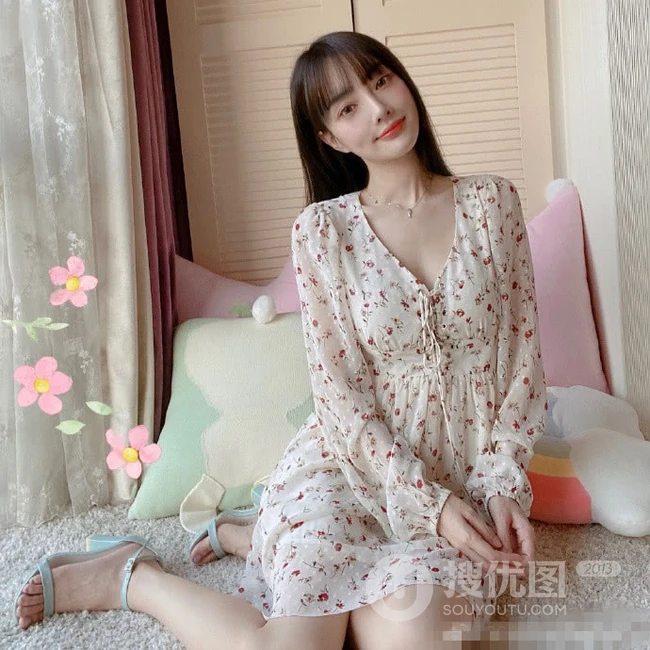 李小璐小碎花V领连衣短裙居家气质美照，大秀白皙皮肤线条感