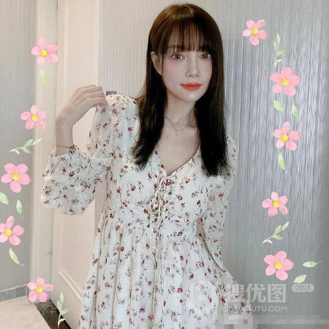 李小璐小碎花V领连衣短裙居家气质美照，大秀白皙皮肤线条感