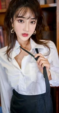 高挑骨感女生林子欣白衬衫黑裙袜装办公室制服OL写真图片集