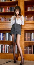 高挑骨感女生林子欣白衬衫黑裙袜装办公室制服OL写真图片集