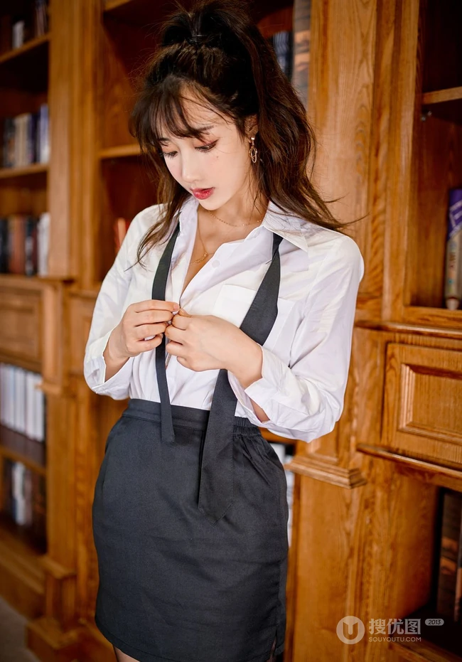 高挑骨感女生林子欣白衬衫黑裙袜装办公室制服OL写真图片集