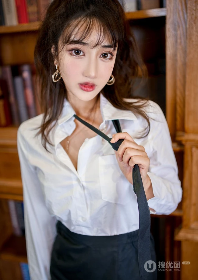 高挑骨感女生林子欣白衬衫黑裙袜装办公室制服OL写真图片集