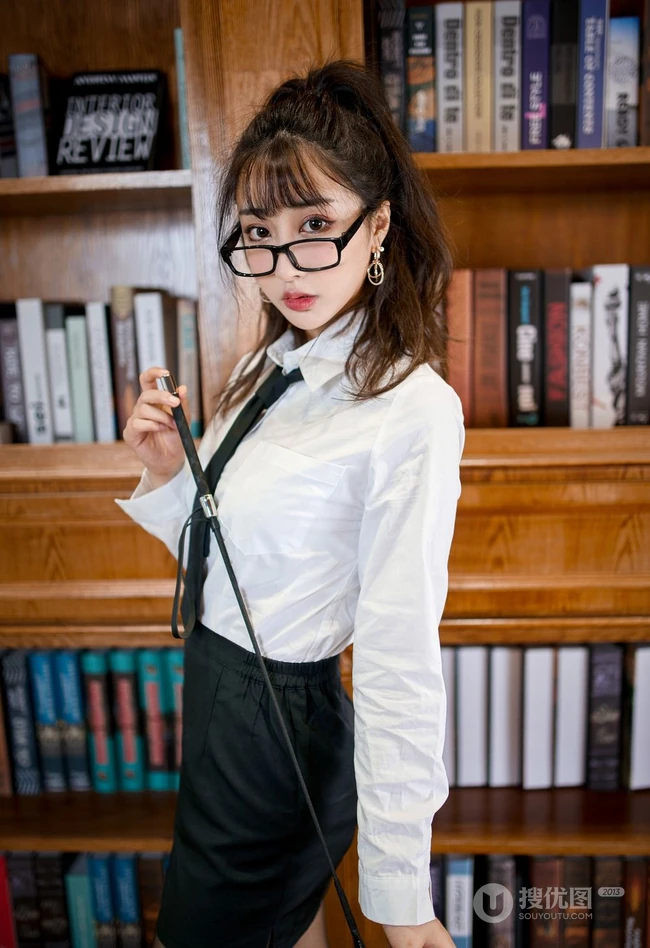 高挑骨感女生林子欣白衬衫黑裙袜装办公室制服OL写真图片集