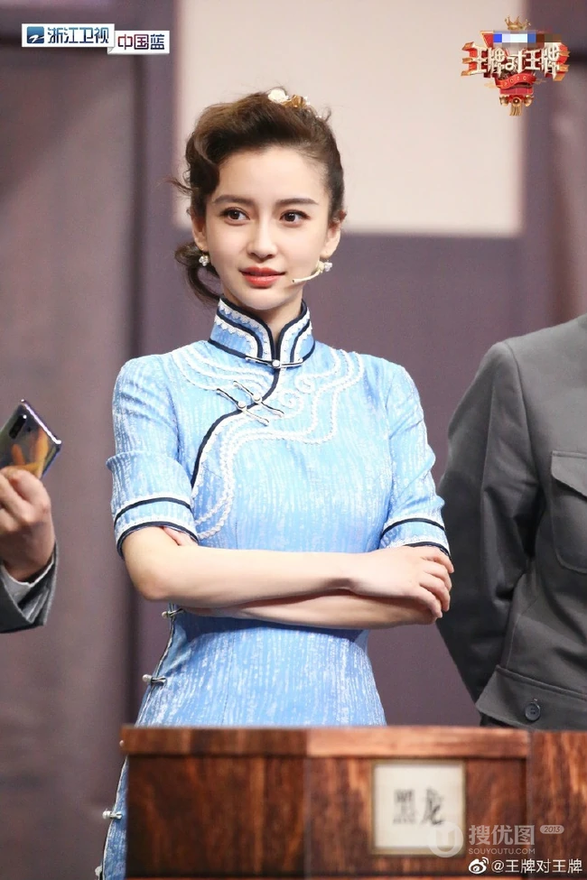 Angelababy《王牌对王牌》旗袍造型古典韵味剧照图片