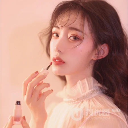 长卷发柔美烟熏妆女生高清头像套图4月11日推荐