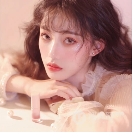 长卷发柔美烟熏妆女生高清头像套图4月11日推荐