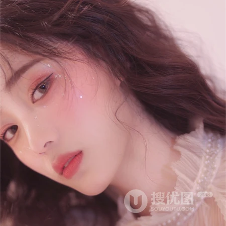 长卷发柔美烟熏妆女生高清头像套图4月11日推荐