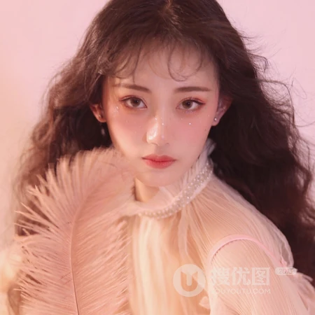 长卷发柔美烟熏妆女生高清头像套图4月11日推荐