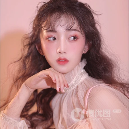 长卷发柔美烟熏妆女生高清头像套图4月11日推荐