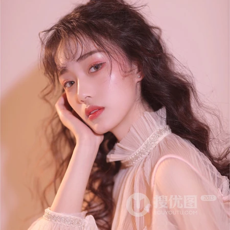 长卷发柔美烟熏妆女生高清头像套图4月11日推荐