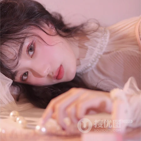 长卷发柔美烟熏妆女生高清头像套图4月11日推荐