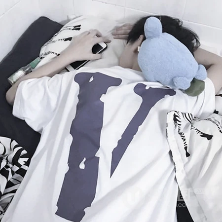 与爱宠合影的有爱心的帅哥个性头像