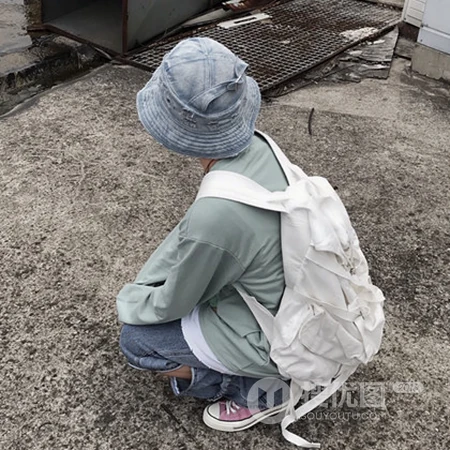 与爱宠合影的有爱心的帅哥个性头像