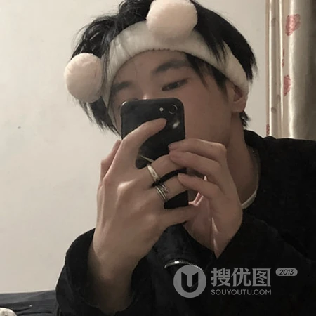 与爱宠合影的有爱心的帅哥个性头像
