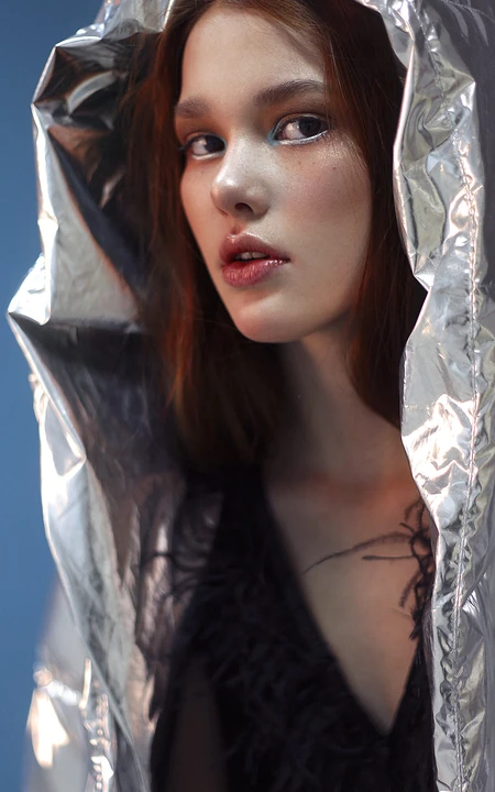 身披银色外套的欧美美女模特高清手机壁纸