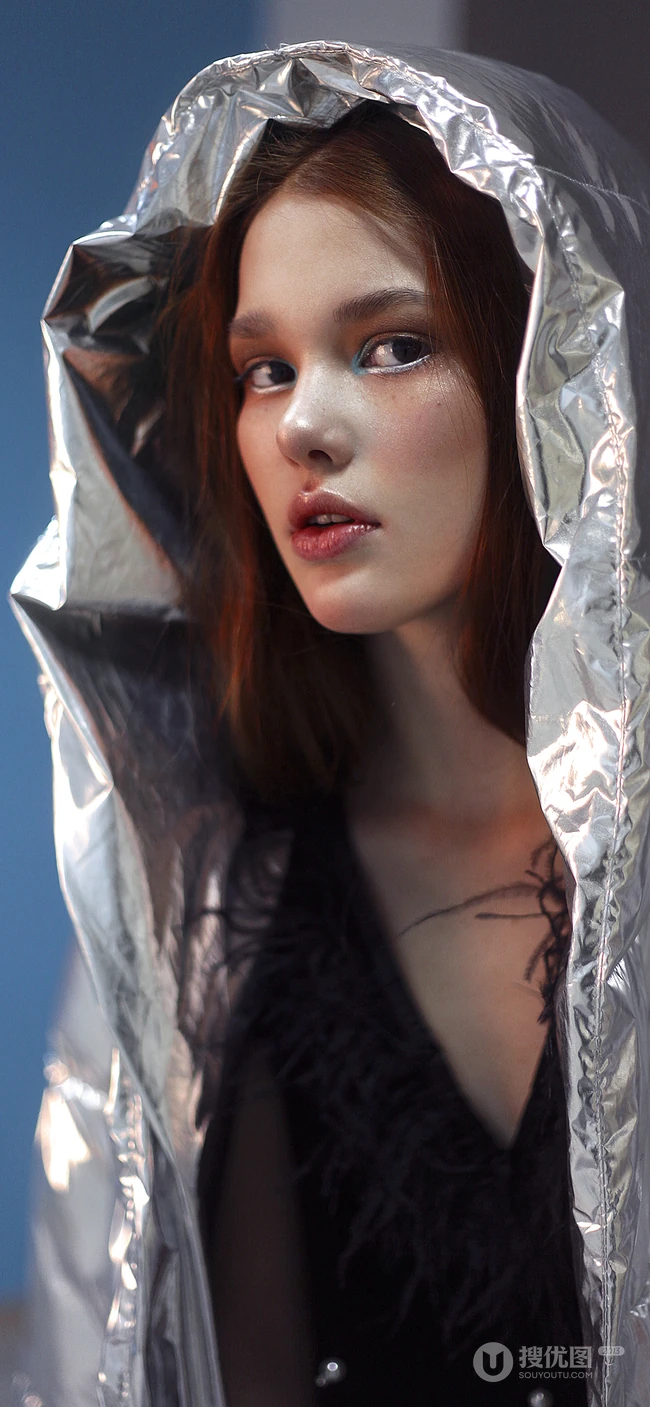 身披银色外套的欧美美女模特高清手机壁纸