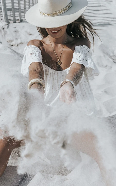 雪地里玩雪戏耍戴着牛仔帽的欧美非裔欧美美女