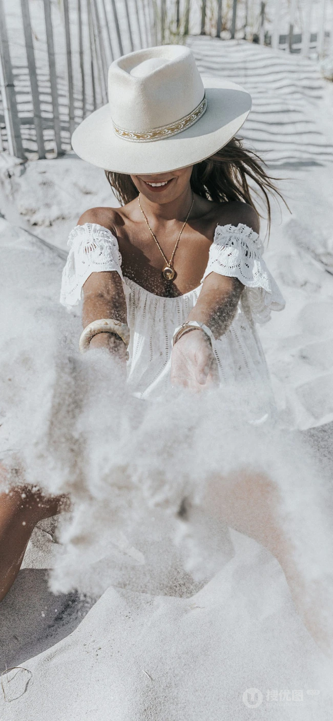 雪地里玩雪戏耍戴着牛仔帽的欧美非裔欧美美女