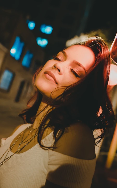 夜景城市街道的长发性感欧美美女手机壁纸推荐