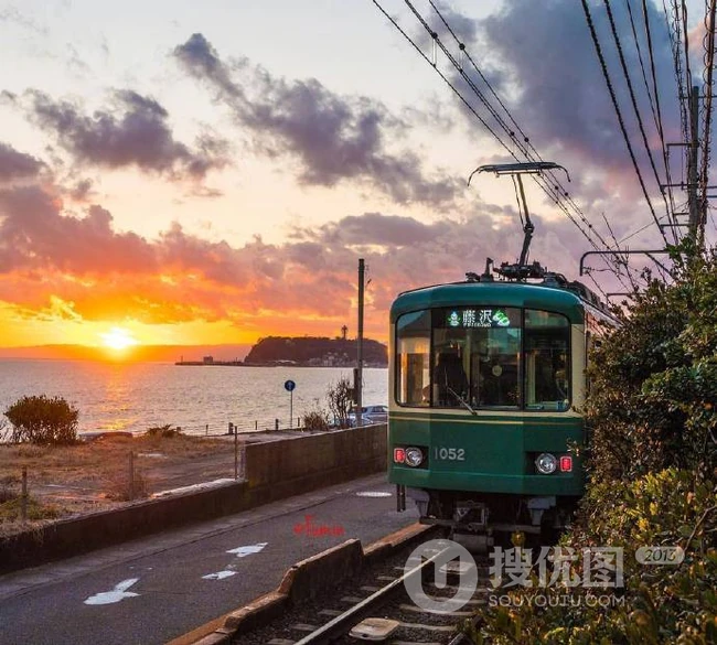 夕阳西下，日本海边乡镇的有轨电车配上这金黄落日画面太美了 第8张