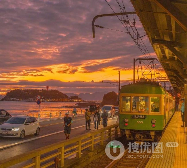 夕阳西下，日本海边乡镇的有轨电车配上这金黄落日画面太美了 第7张