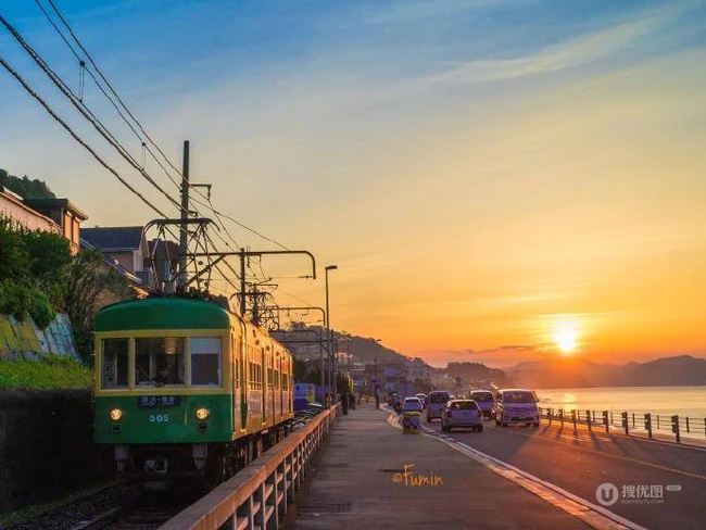 夕阳西下，日本海边乡镇的有轨电车配上这金黄落日画面太美了 第5张