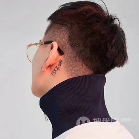 不露脸穿着前卫的小哥哥头像，年轻帅哥冷酷侧脸QQ头像
