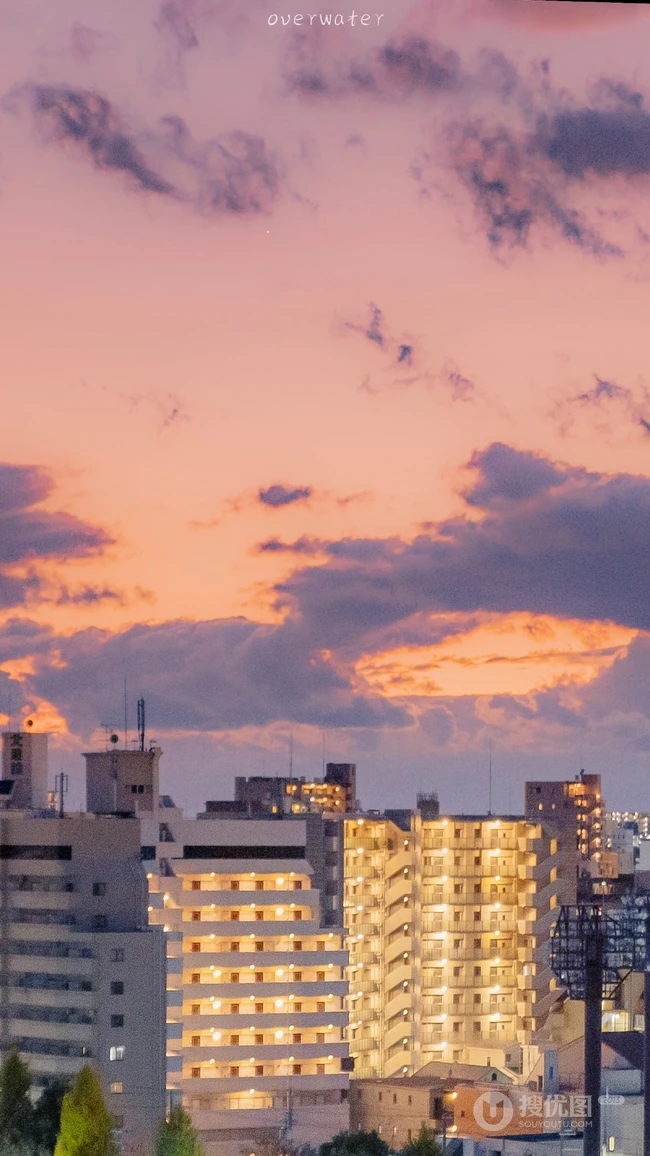 最美夕阳，繁华城市下生活的人们加上夕阳，美美的一副画卷 第1张