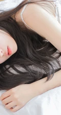 喝牛奶的温柔可人长发气质女生肩带白裙室内榻榻米写真图片