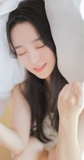 喝牛奶的温柔可人长发气质女生肩带白裙室内榻榻米写真图片