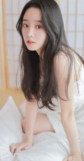 喝牛奶的温柔可人长发气质女生肩带白裙室内榻榻米写真图片