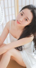 喝牛奶的温柔可人长发气质女生肩带白裙室内榻榻米写真图片