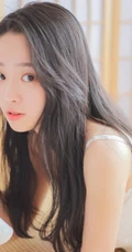 喝牛奶的温柔可人长发气质女生肩带白裙室内榻榻米写真图片