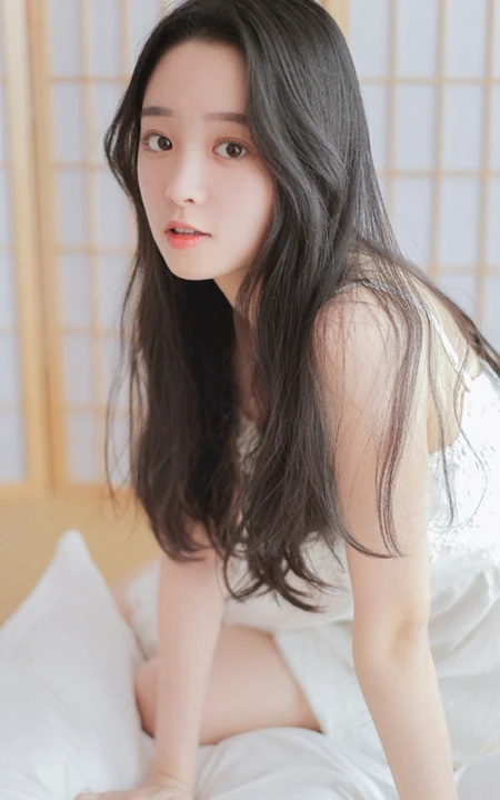 喝牛奶的温柔可人长发气质女生肩带白裙室内榻榻米写真图片