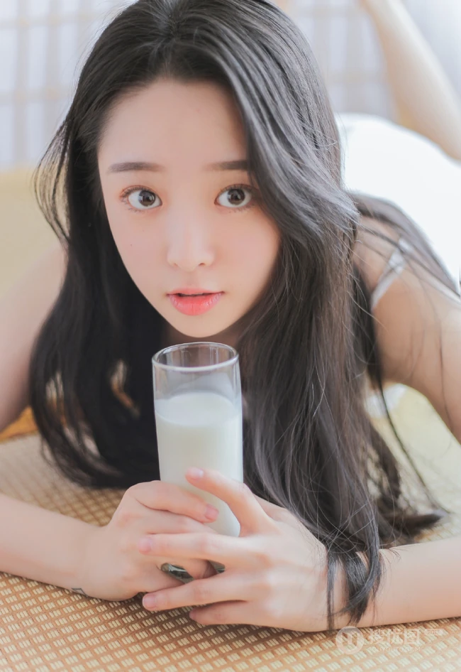 喝牛奶的温柔可人长发气质女生肩带白裙室内榻榻米写真图片